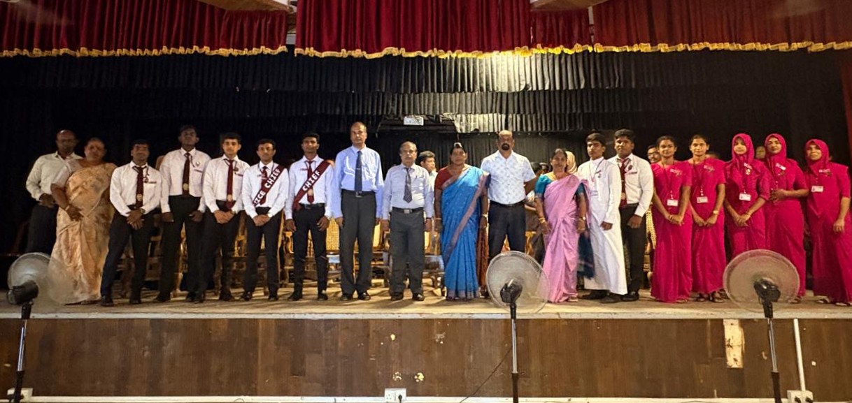 முதன்மை மாணவ ஆசிரியர்களுக்கான சின்னம் சூட்டுதல்